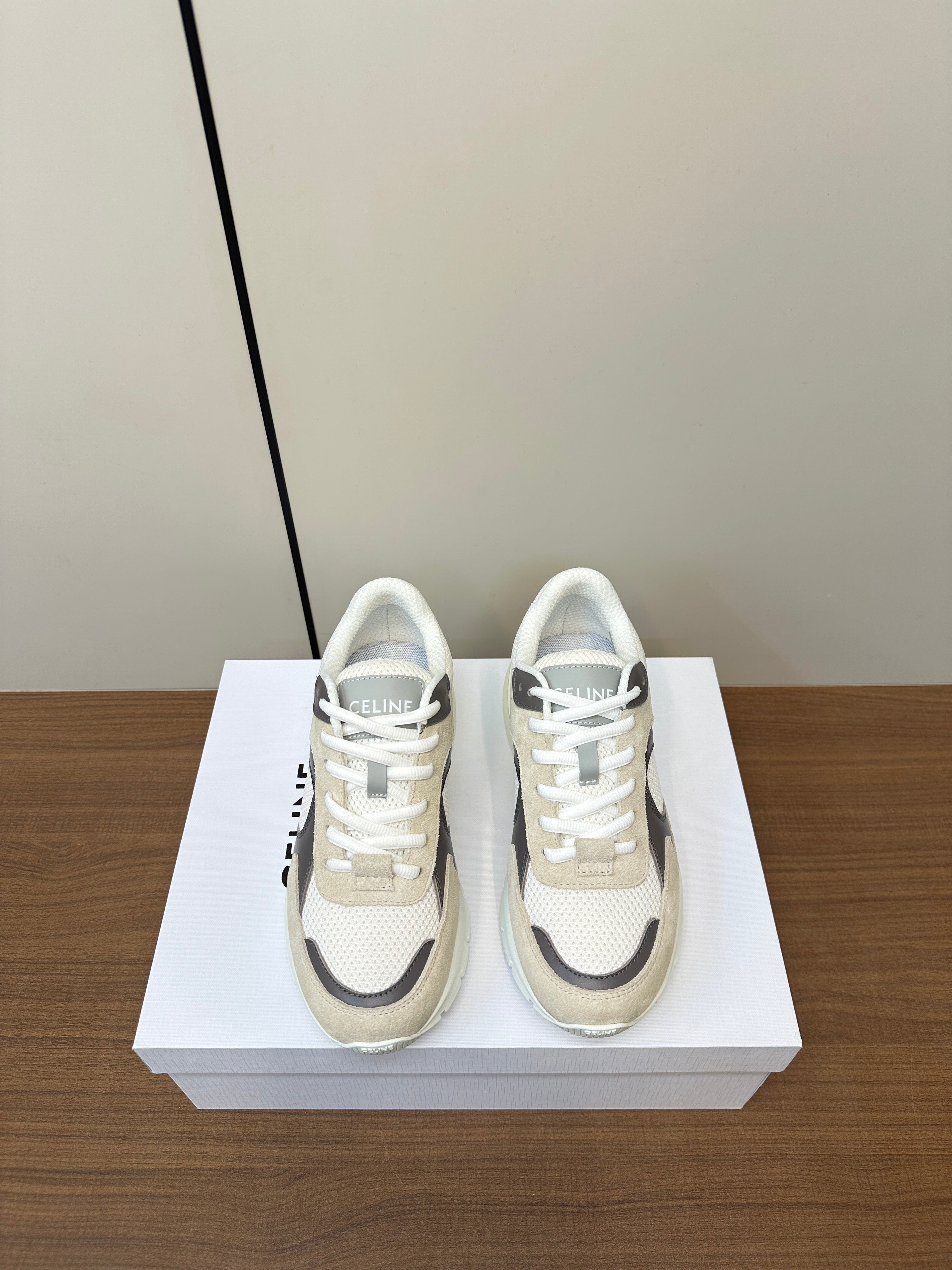 RUNNER CR-03 LOW LACE-UP PALE GRAY SUEDE AND BLACK CALFSKIN