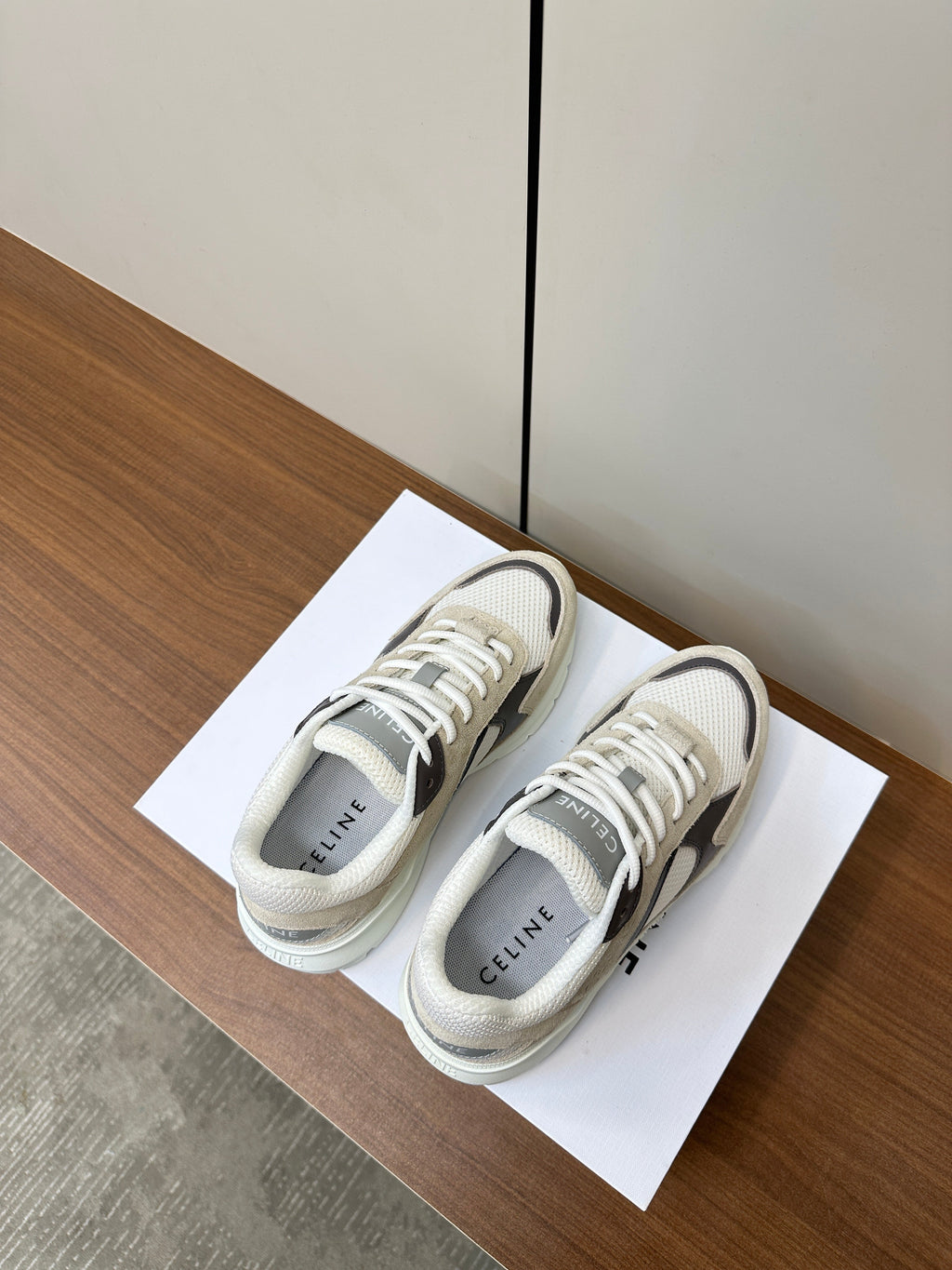 RUNNER CR-03 LOW LACE-UP PALE GRAY SUEDE AND BLACK CALFSKIN