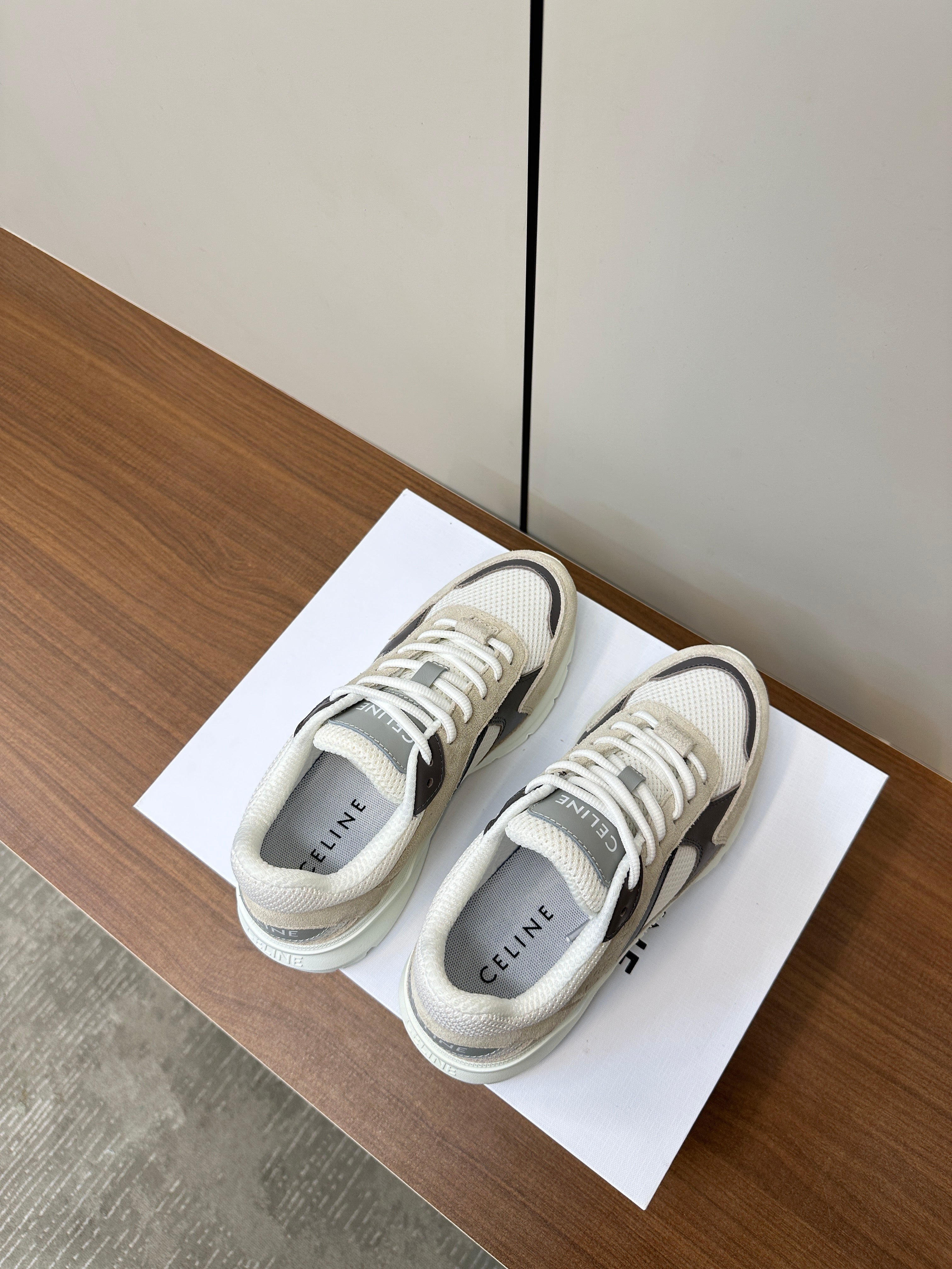 RUNNER CR-03 LOW LACE-UP PALE GRAY SUEDE AND BLACK CALFSKIN