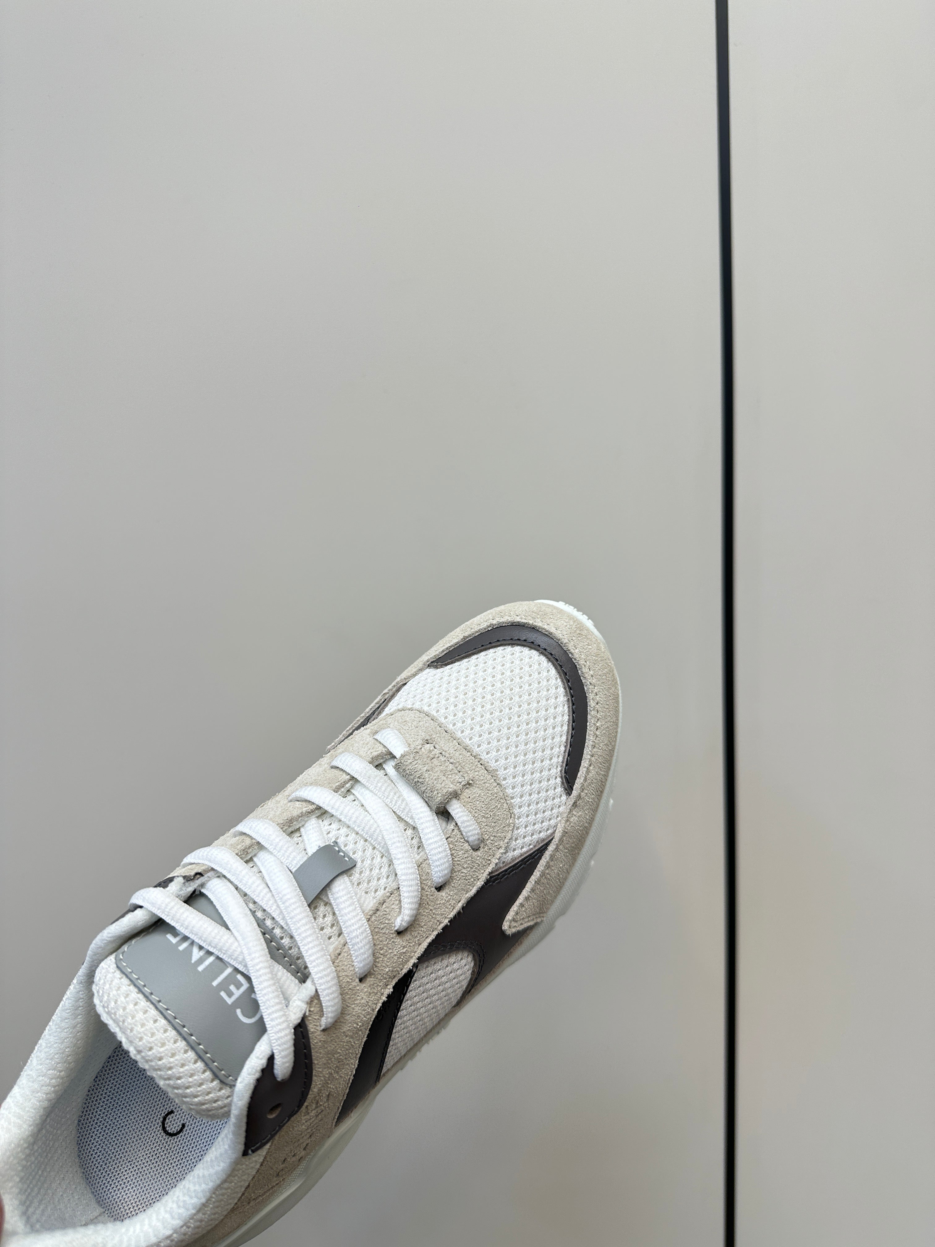 RUNNER CR-03 LOW LACE-UP PALE GRAY SUEDE AND BLACK CALFSKIN