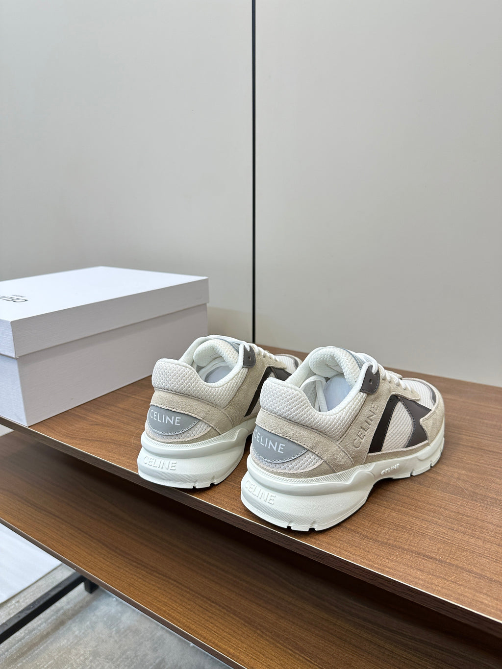 RUNNER CR-03 LOW LACE-UP PALE GRAY SUEDE AND BLACK CALFSKIN