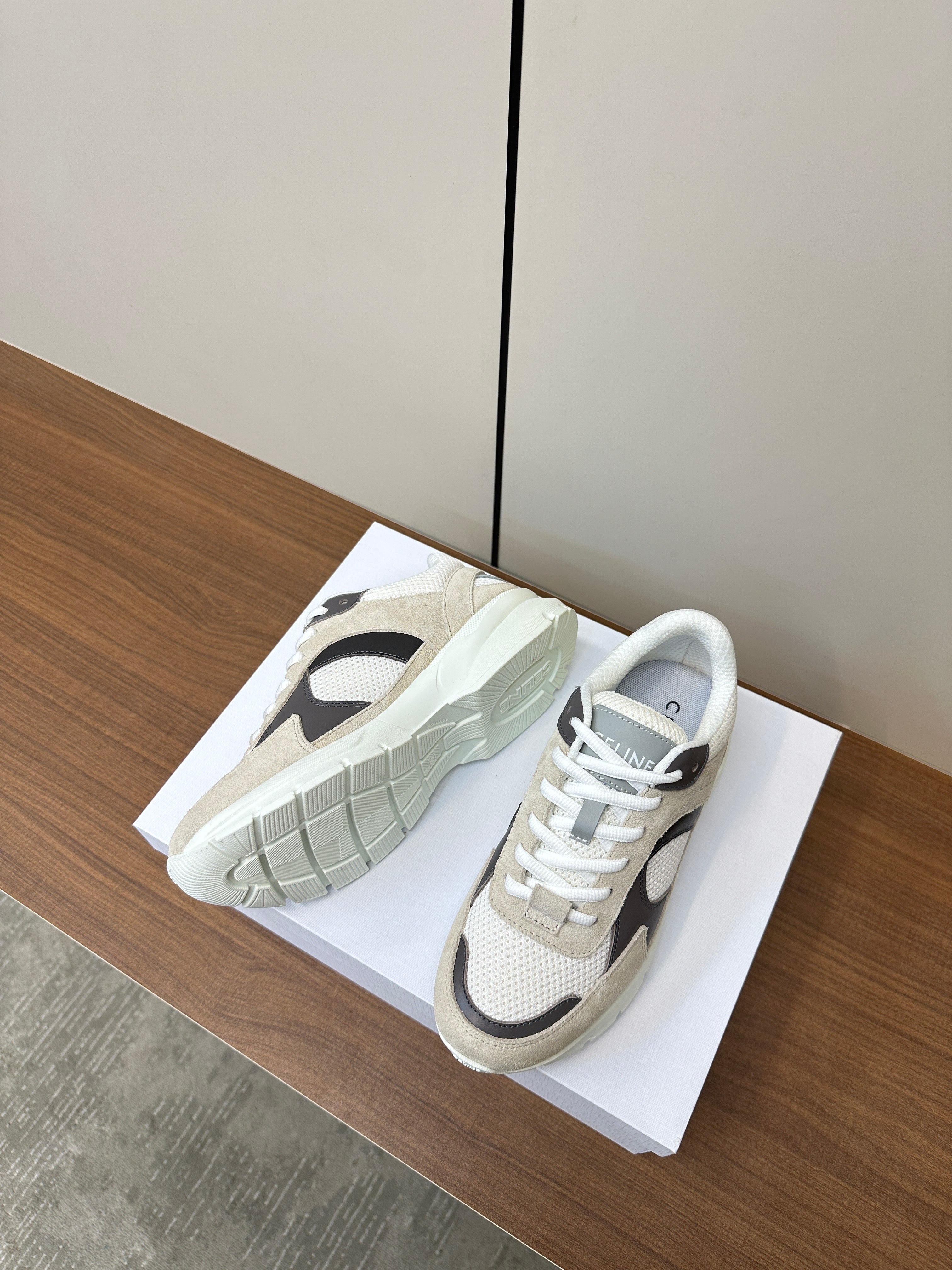 RUNNER CR-03 LOW LACE-UP PALE GRAY SUEDE AND BLACK CALFSKIN