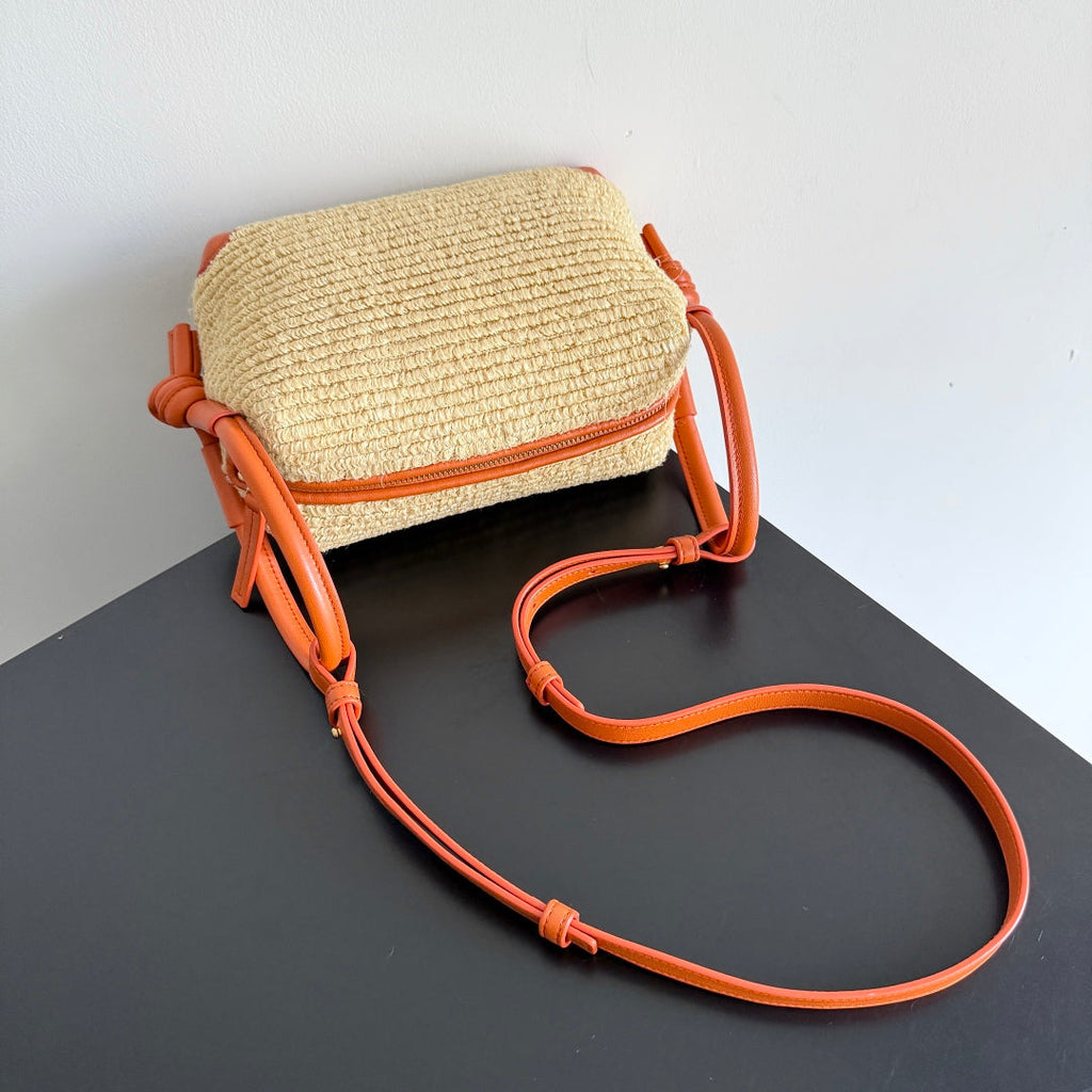 BOTTEGA VENETA 25S LOOP BAG 19 IN BURNT ORANGE RAFFIA AND CALFSKIN