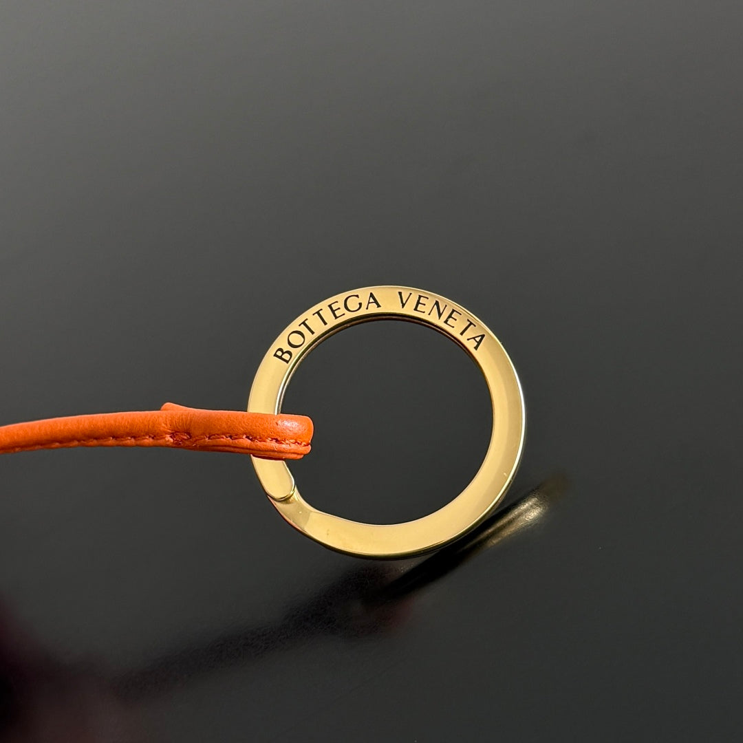 BOTTEGA VENETA 25S LOOP BAG 19 IN BURNT ORANGE RAFFIA AND CALFSKIN