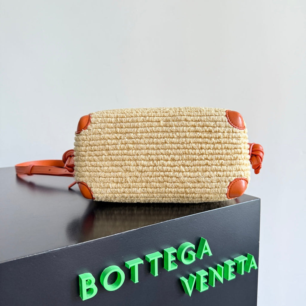 BOTTEGA VENETA 25S LOOP BAG 19 IN BURNT ORANGE RAFFIA AND CALFSKIN