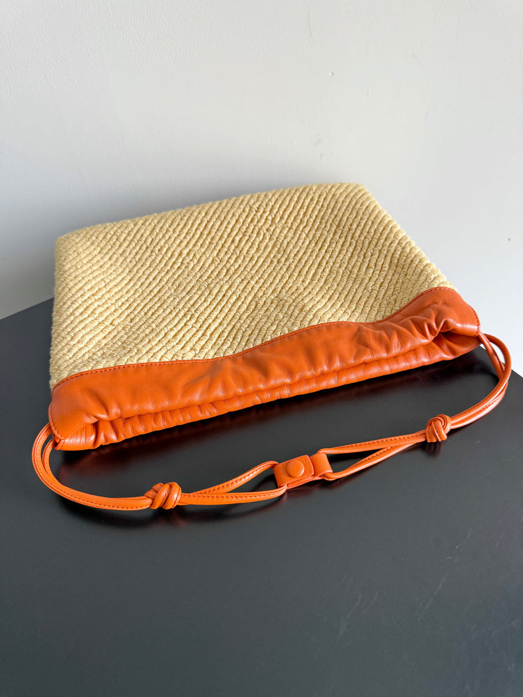 BOTTEGA VENETA 25S DUSTBAG 32 IN BURNT ORANGE RAFFIA AND CALFSKIN