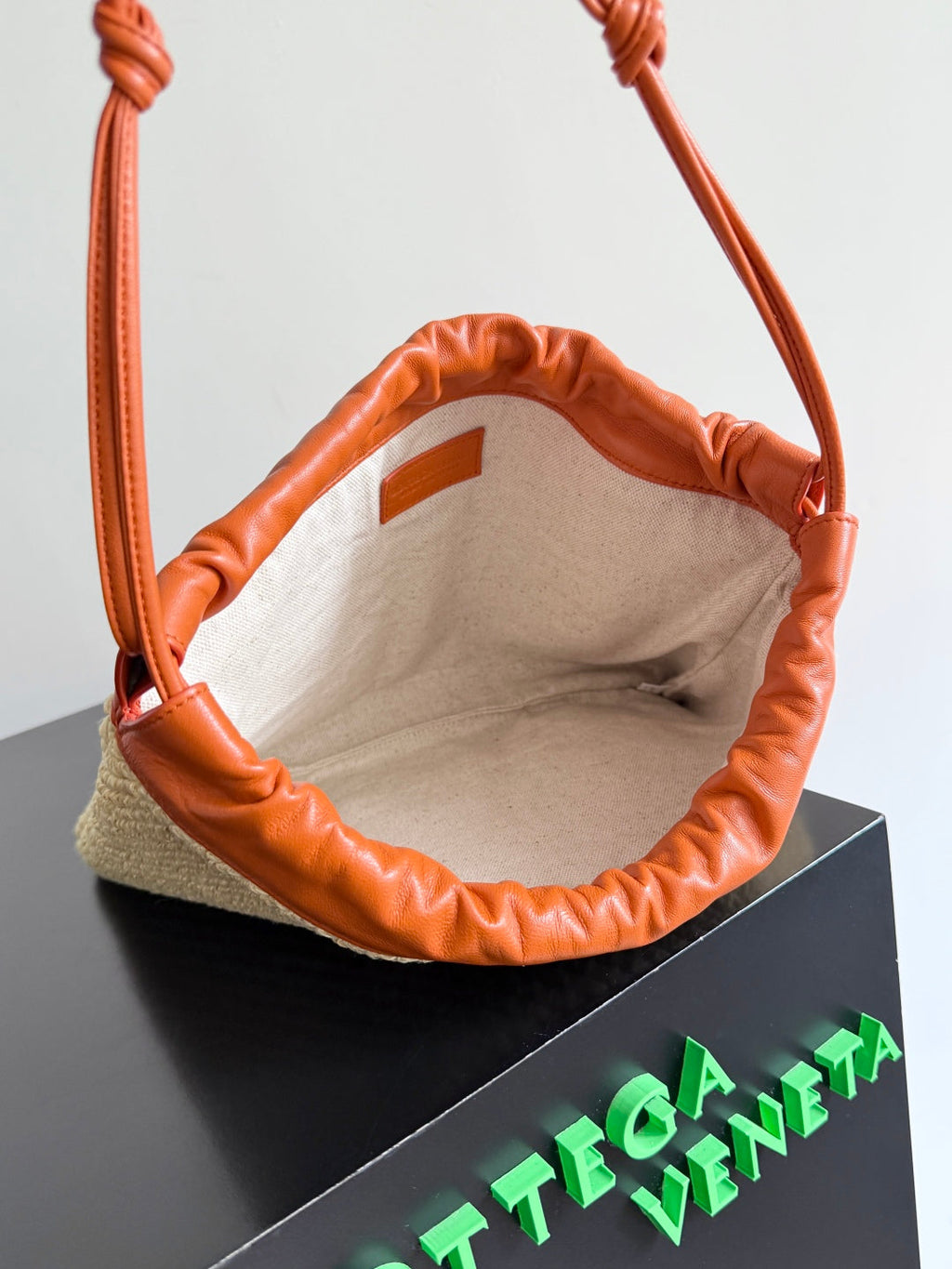 BOTTEGA VENETA 25S DUSTBAG 32 IN BURNT ORANGE RAFFIA AND CALFSKIN