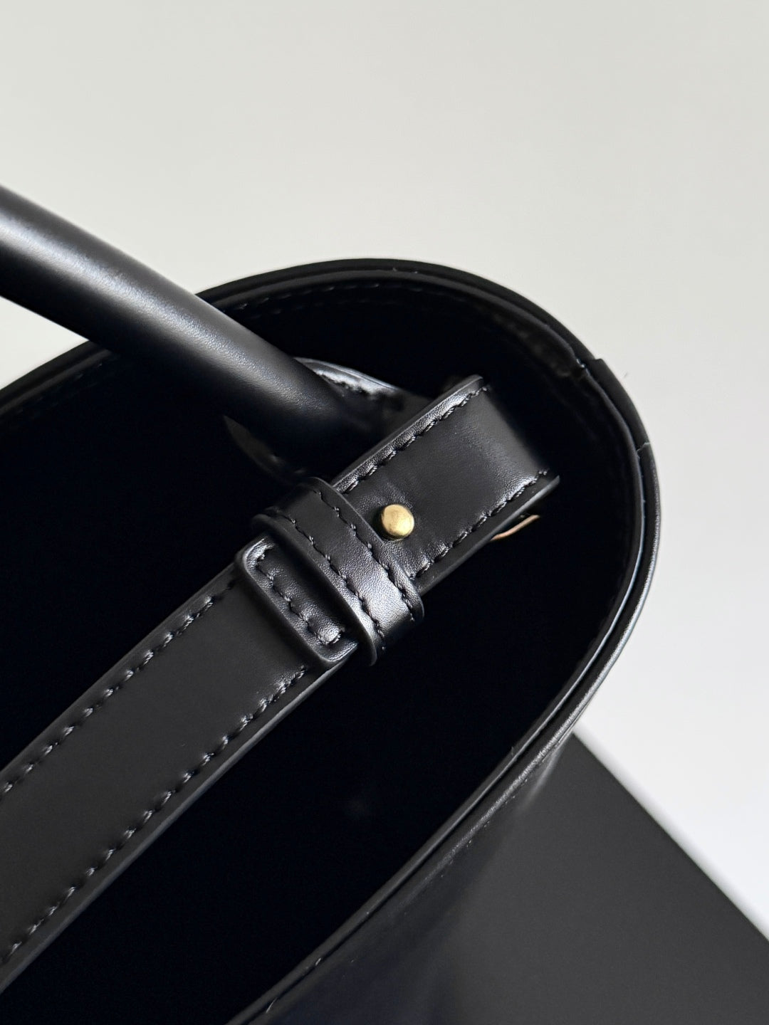 BOTTEGA VENETA 25S MEDIUM LIBERTA 30 IN BLACK CALFSKIN GOLD HARDWARE