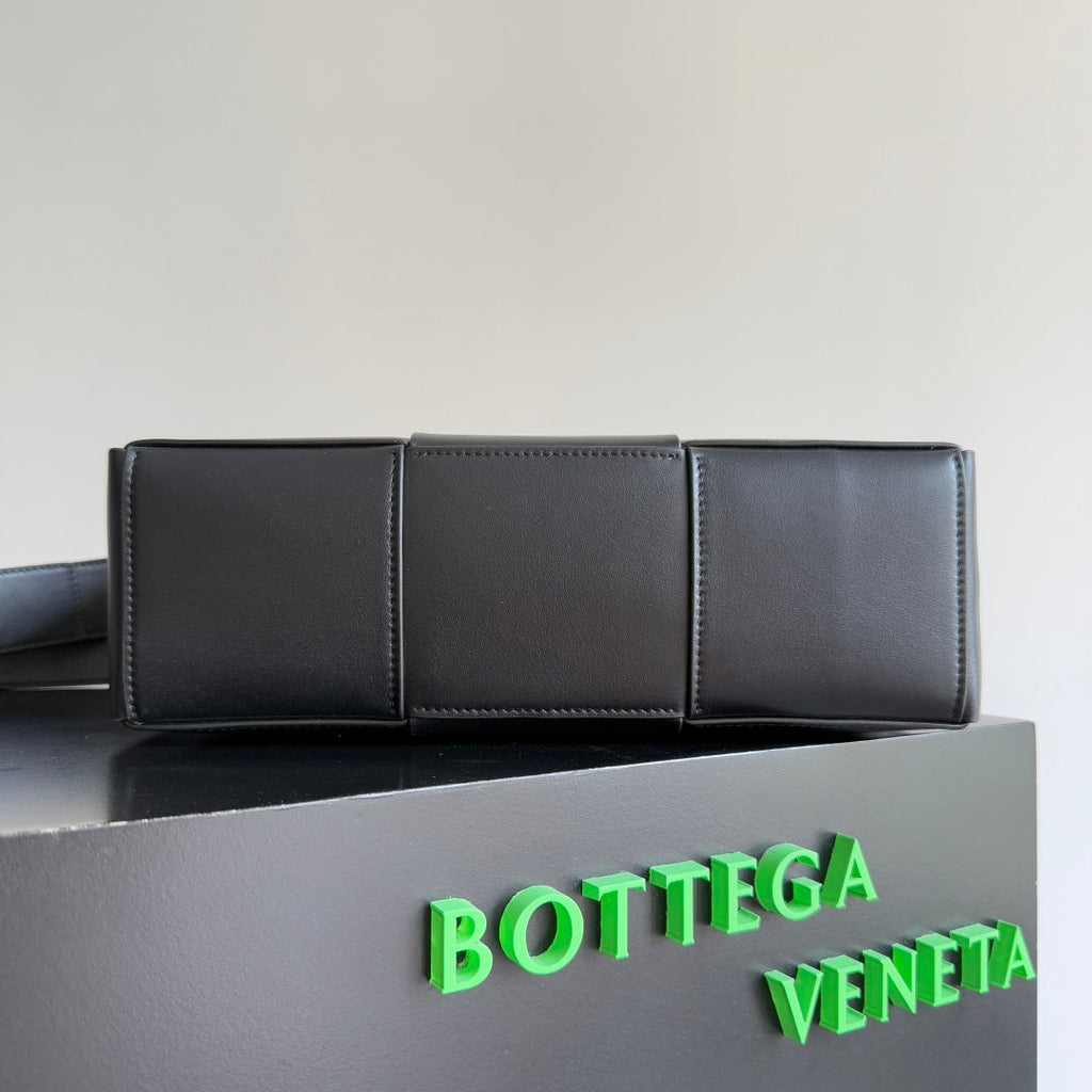 BOTTEGA VENETA 25S ARCO BAG 28 IN BLACK CALFSKIN SILVER HARDWARE