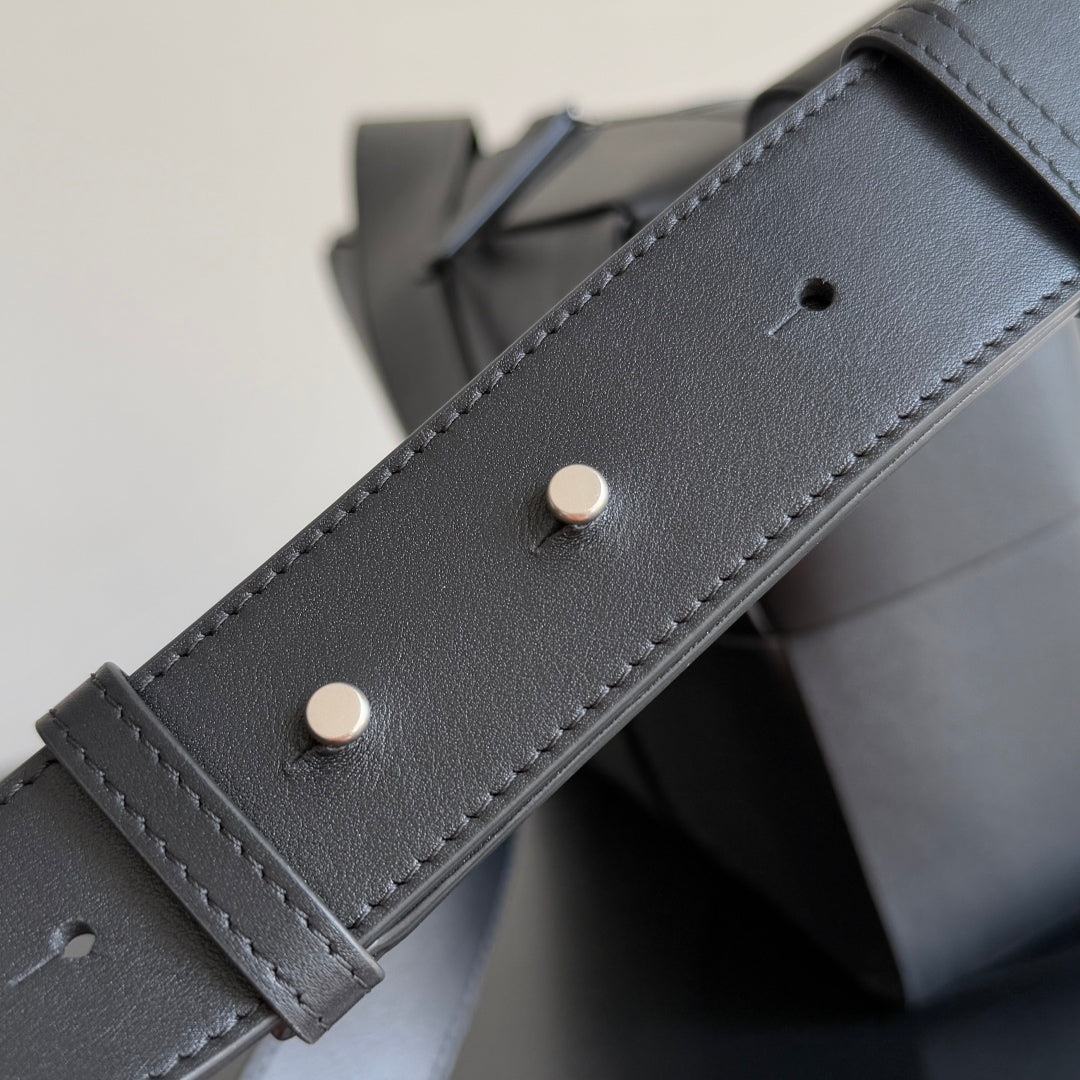 BOTTEGA VENETA 25S ARCO BAG 28 IN BLACK CALFSKIN SILVER HARDWARE