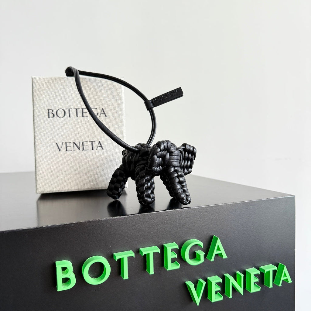 BOTTEGA VENETA 25S DAMEN ELEPHANT CHARM IN BLACK CALFSKIN