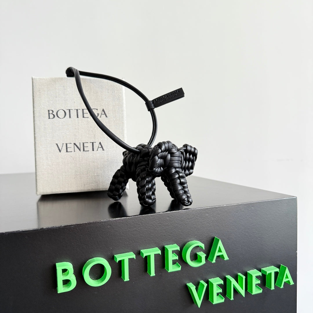 BOTTEGA VENETA 25S DAMEN ELEPHANT CHARM IN BLACK CALFSKIN