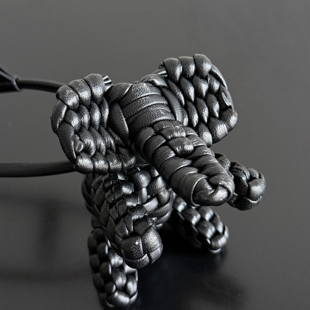 BOTTEGA VENETA 25S DAMEN ELEPHANT CHARM IN BLACK CALFSKIN