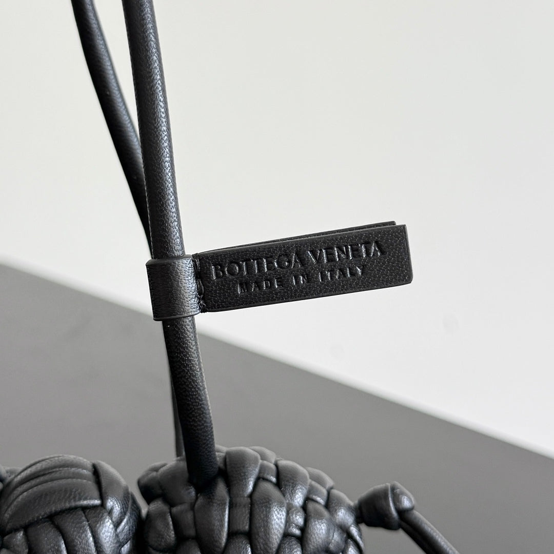 BOTTEGA VENETA 25S DAMEN ELEPHANT CHARM IN BLACK CALFSKIN