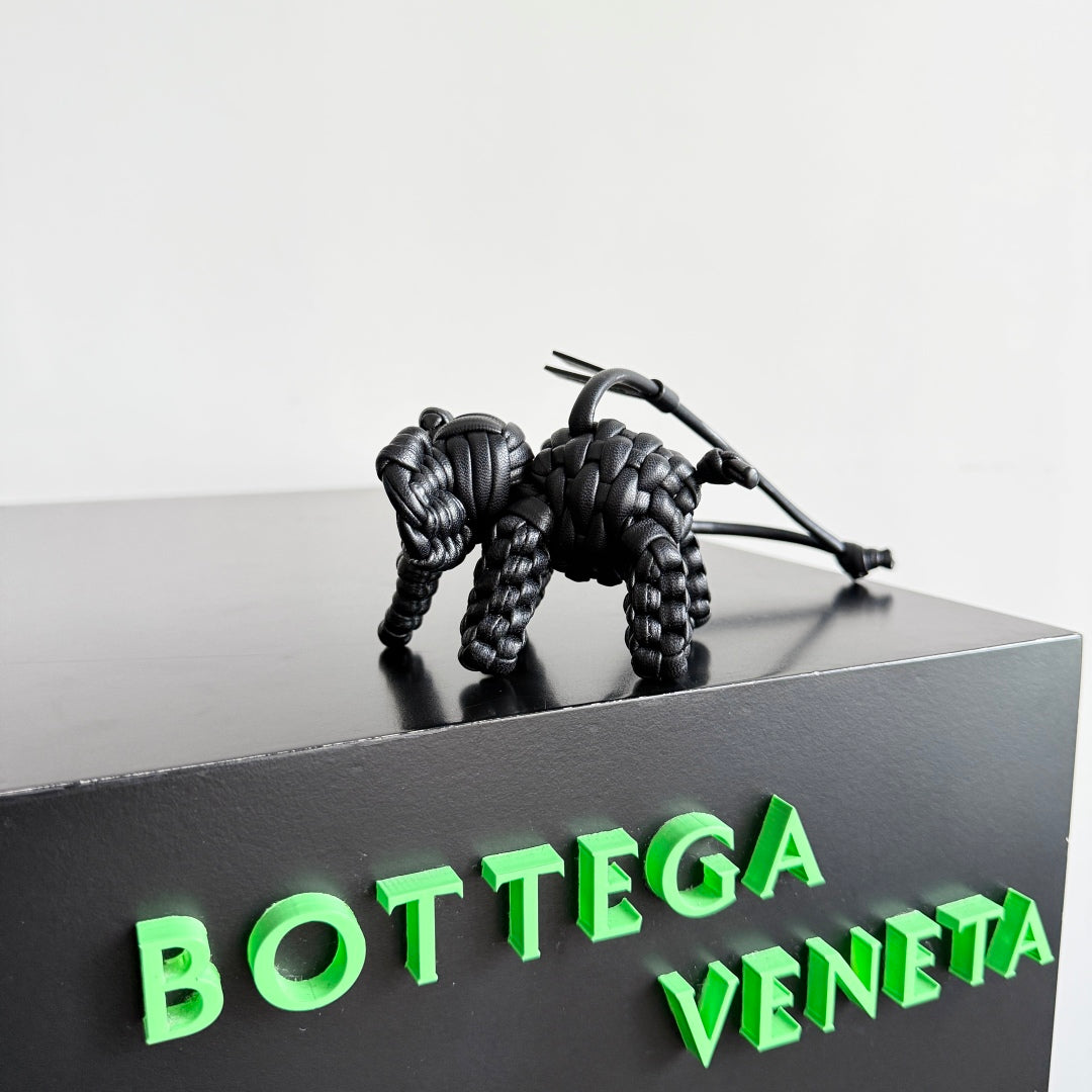 BOTTEGA VENETA 25S DAMEN ELEPHANT CHARM IN BLACK CALFSKIN