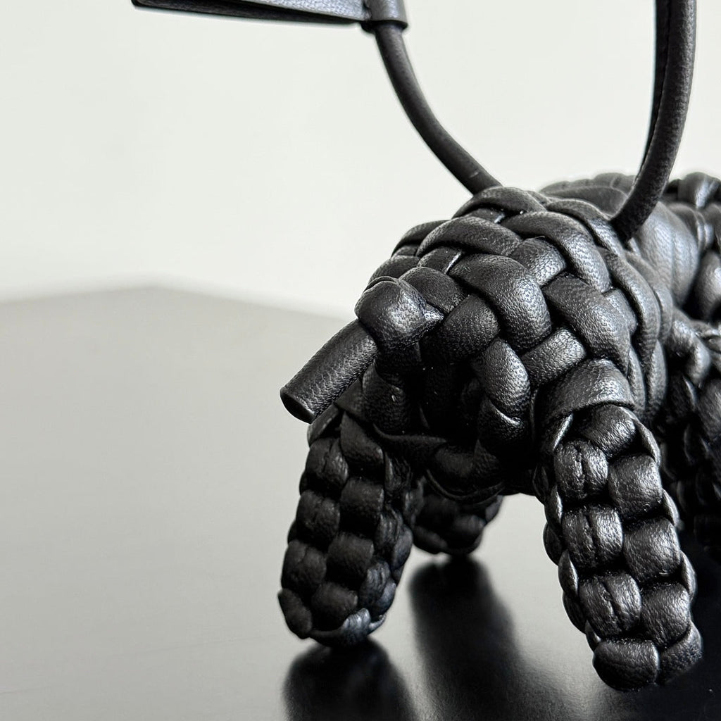 BOTTEGA VENETA 25S DAMEN ELEPHANT CHARM IN BLACK CALFSKIN