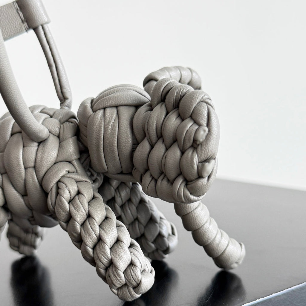 BOTTEGA VENETA 25S DAMEN ELEPHANT CHARM IN GREIGE CALFSKIN