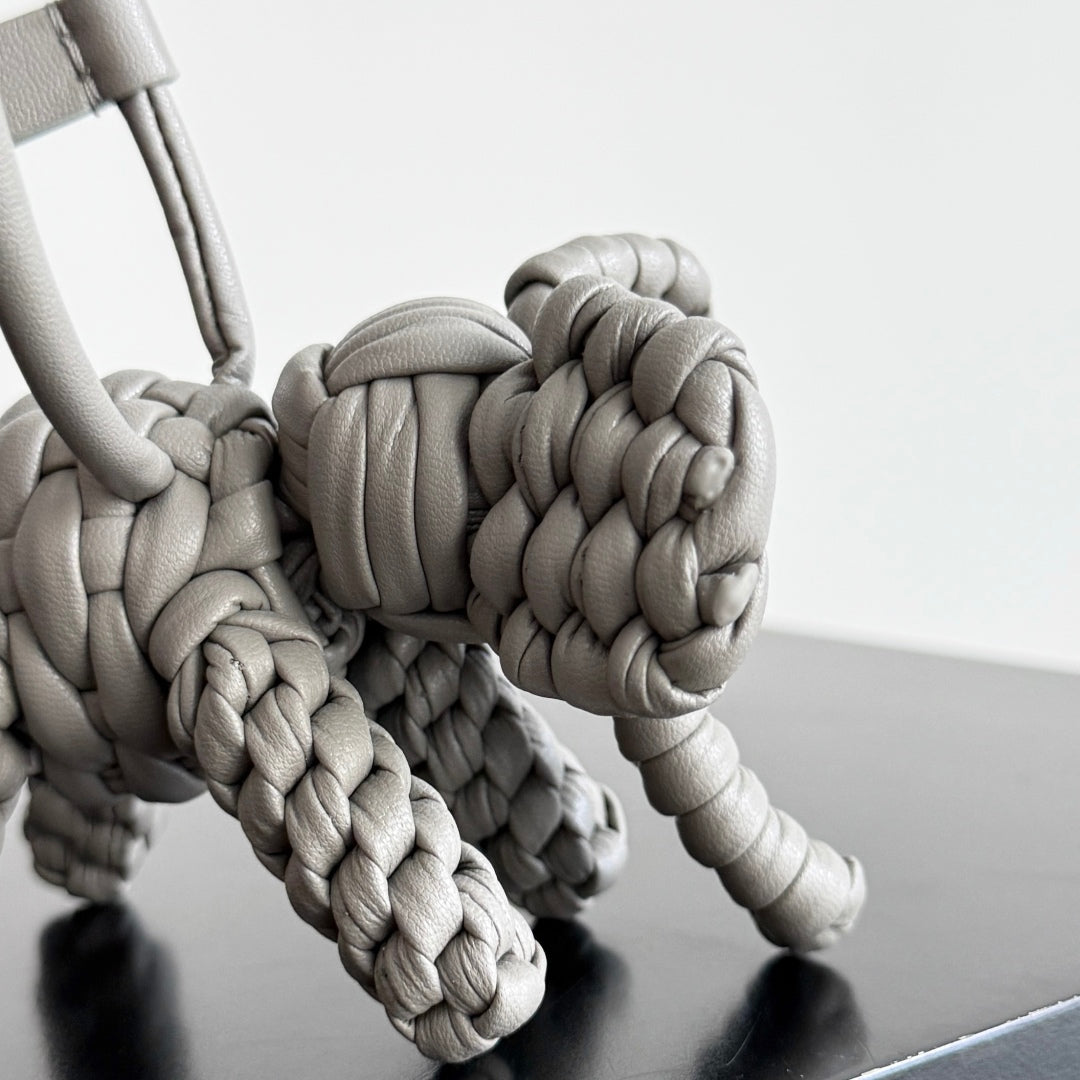 BOTTEGA VENETA 25S DAMEN ELEPHANT CHARM IN GREIGE CALFSKIN