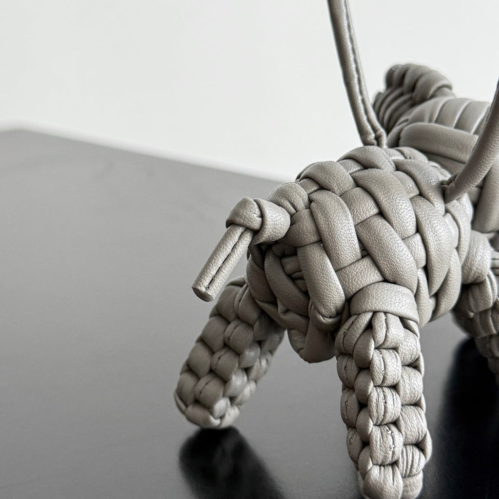 BOTTEGA VENETA 25S DAMEN ELEPHANT CHARM IN GREIGE CALFSKIN