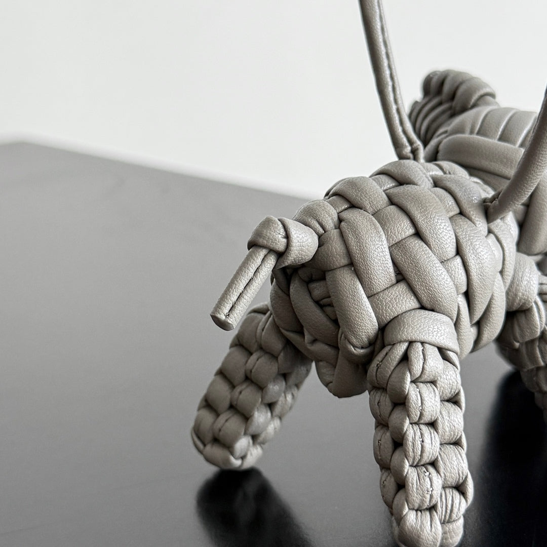 BOTTEGA VENETA 25S DAMEN ELEPHANT CHARM IN GREIGE CALFSKIN