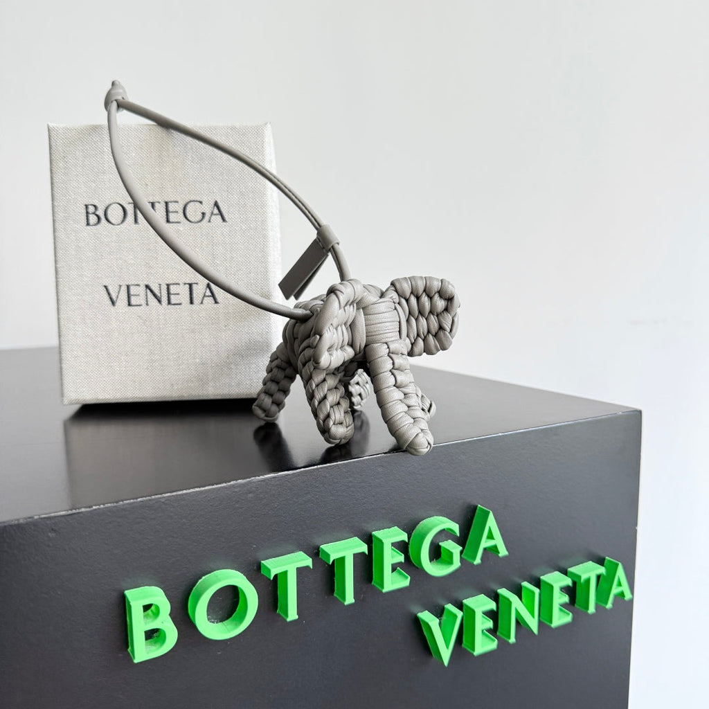 BOTTEGA VENETA 25S DAMEN ELEPHANT CHARM IN GREIGE CALFSKIN