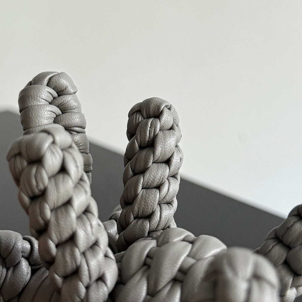 BOTTEGA VENETA 25S DAMEN ELEPHANT CHARM IN GREIGE CALFSKIN