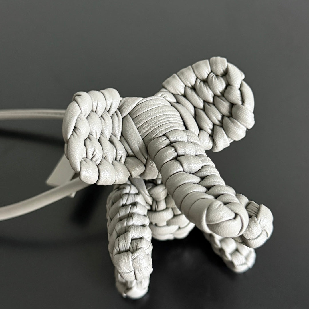 BOTTEGA VENETA 25S DAMEN ELEPHANT CHARM IN GREIGE CALFSKIN