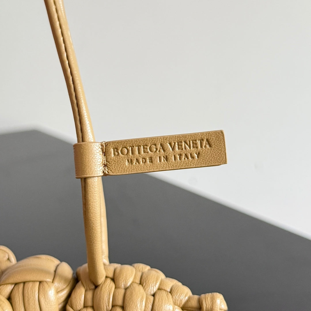 BOTTEGA VENETA 25S DAMEN ELEPHANT CHARM IN WARM GOLDENROD CALFSKIN