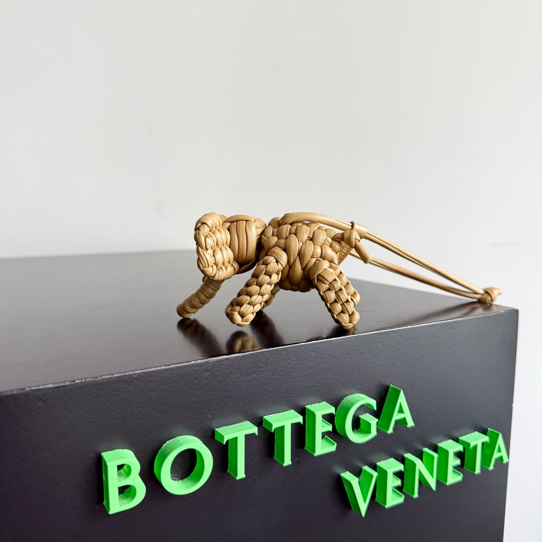 BOTTEGA VENETA 25S DAMEN ELEPHANT CHARM IN WARM GOLDENROD CALFSKIN