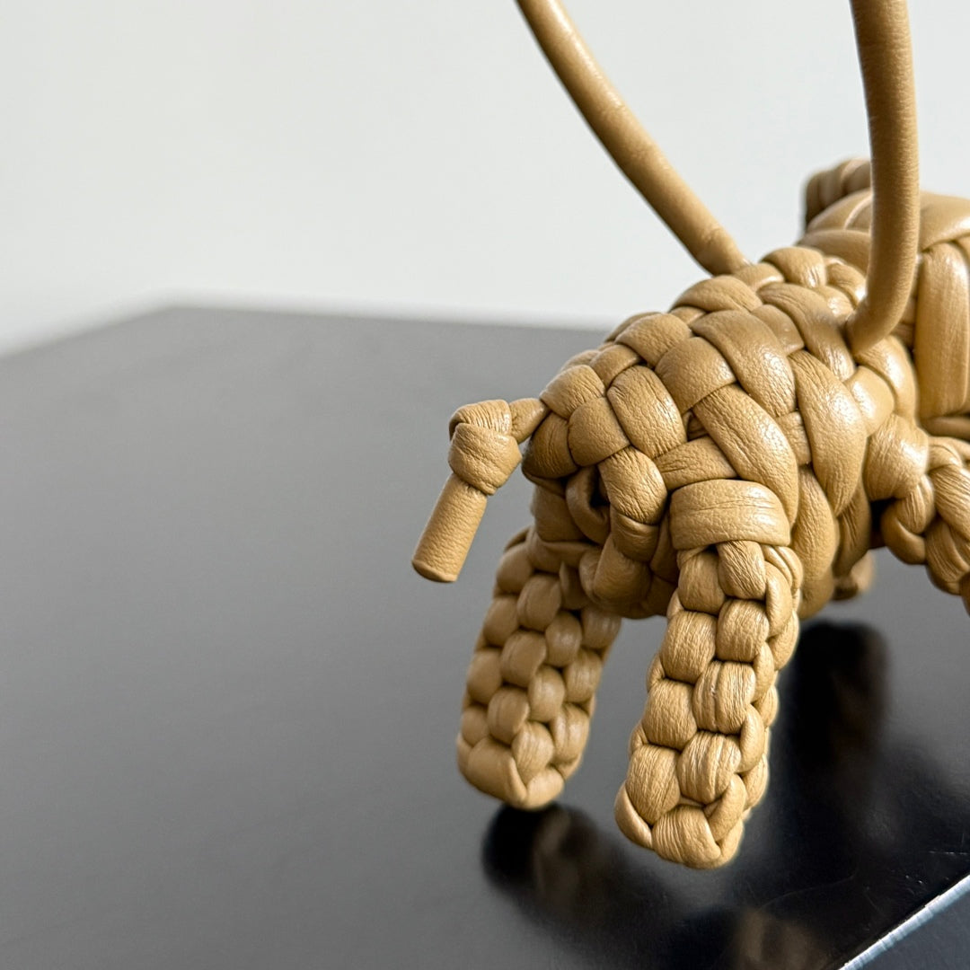 BOTTEGA VENETA 25S DAMEN ELEPHANT CHARM IN WARM GOLDENROD CALFSKIN