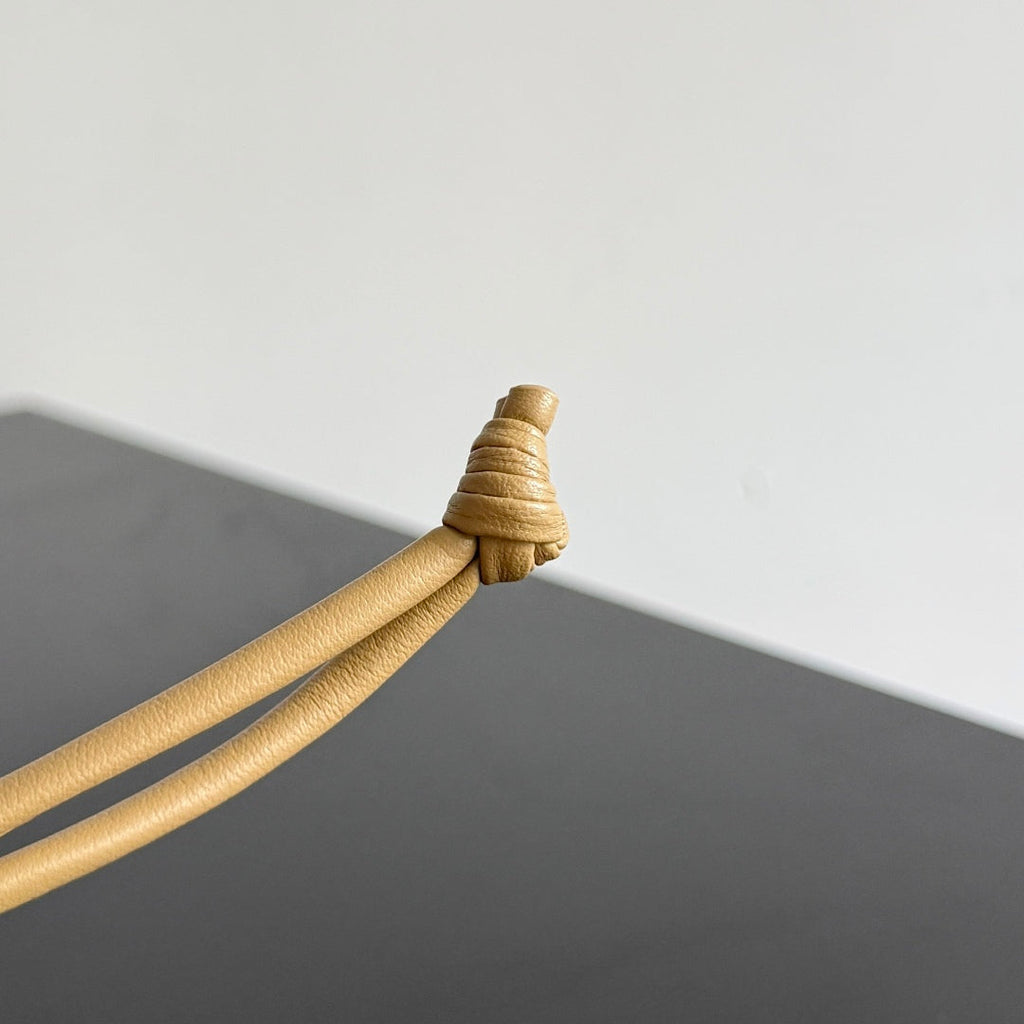 BOTTEGA VENETA 25S DAMEN ELEPHANT CHARM IN WARM GOLDENROD CALFSKIN