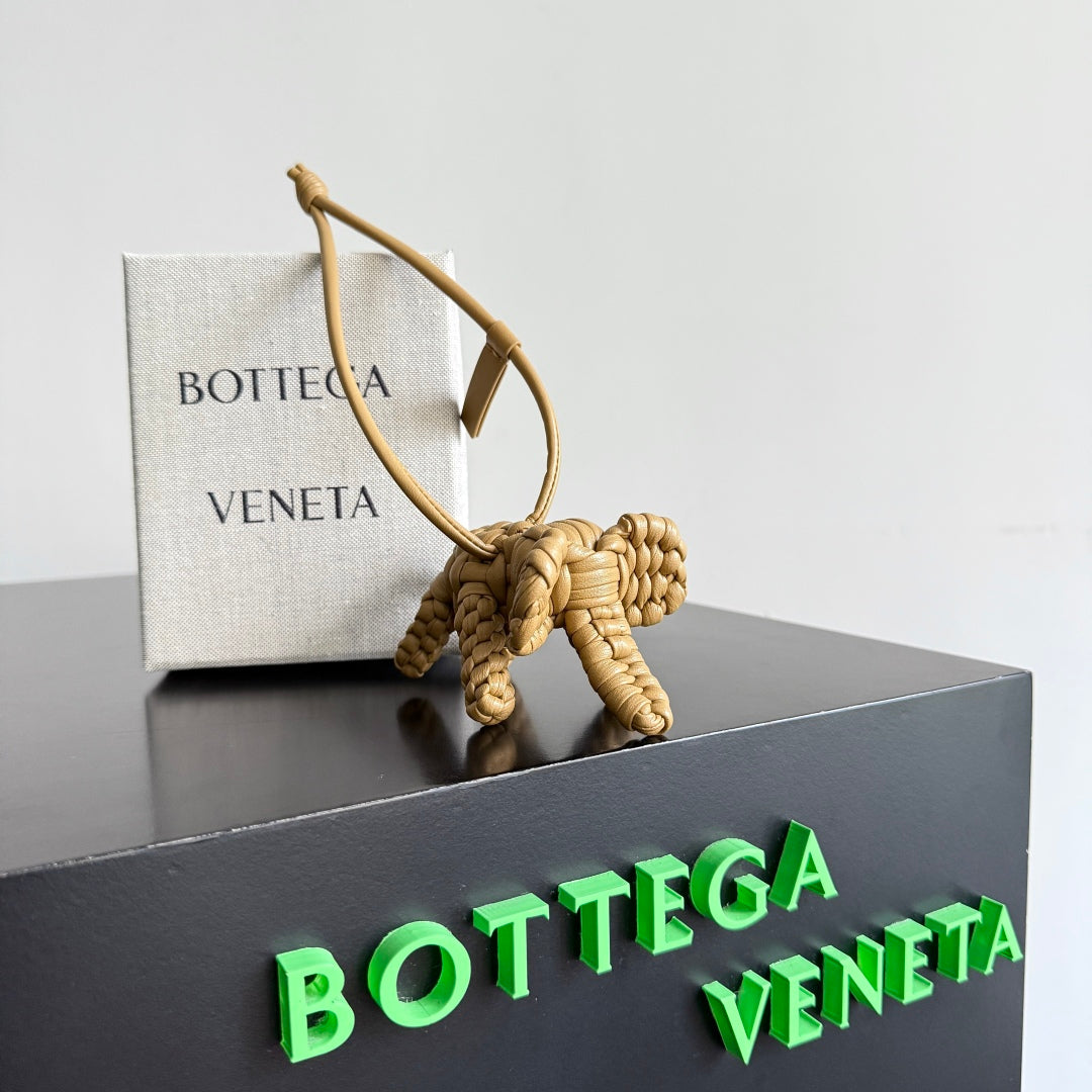 BOTTEGA VENETA 25S DAMEN ELEPHANT CHARM IN WARM GOLDENROD CALFSKIN