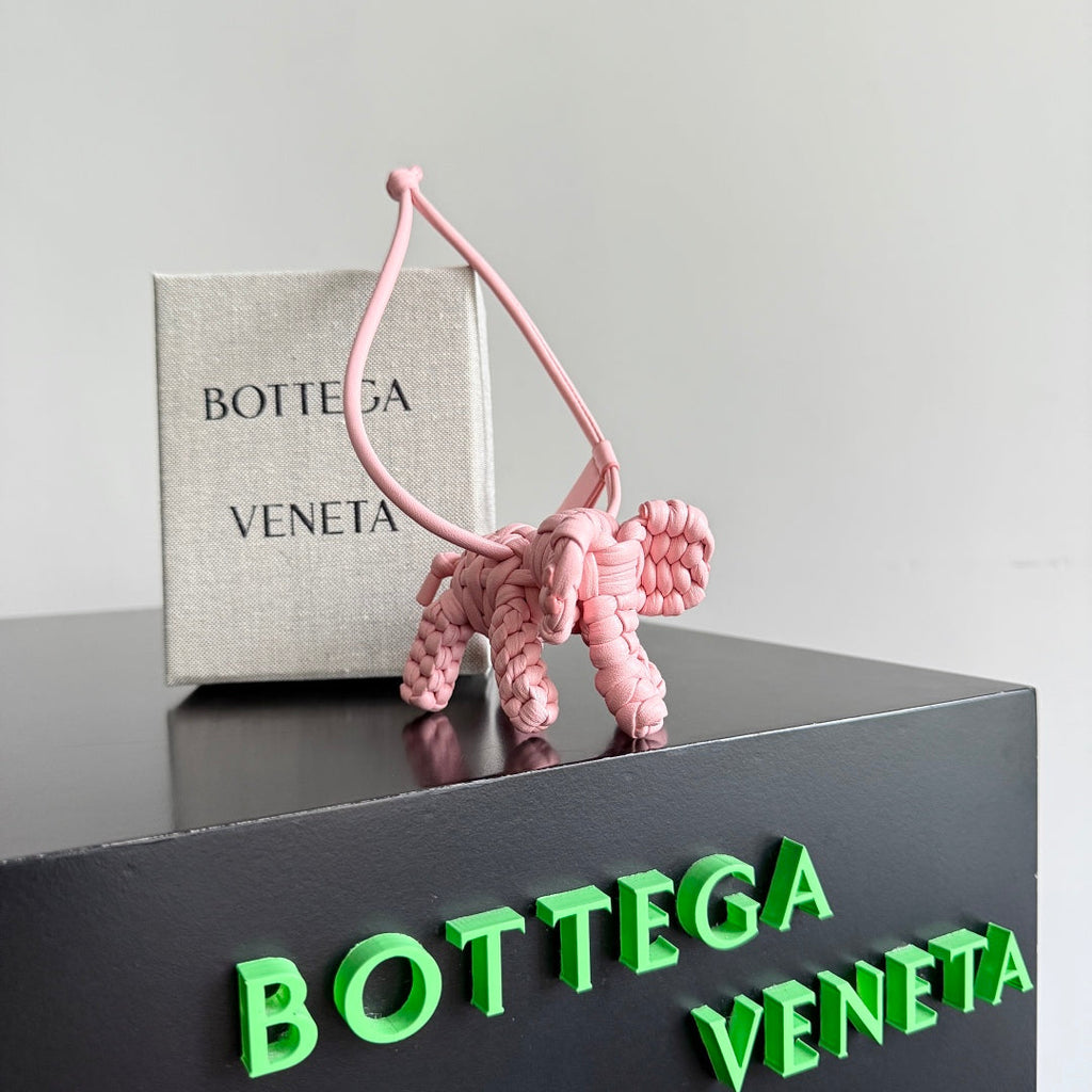BOTTEGA VENETA 25S DAMEN ELEPHANT CHARM IN BABY PINK CALFSKIN