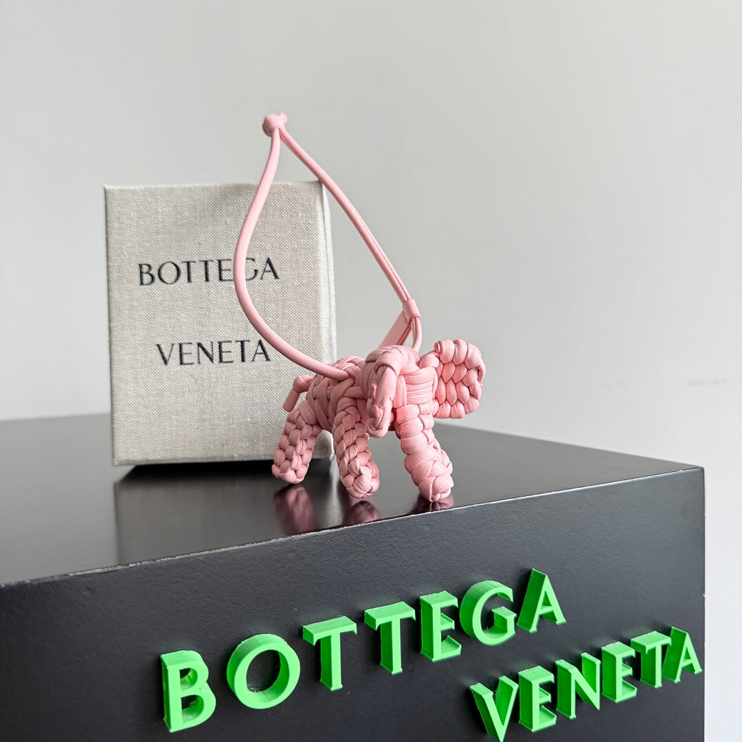 BOTTEGA VENETA 25S DAMEN ELEPHANT CHARM IN BABY PINK CALFSKIN