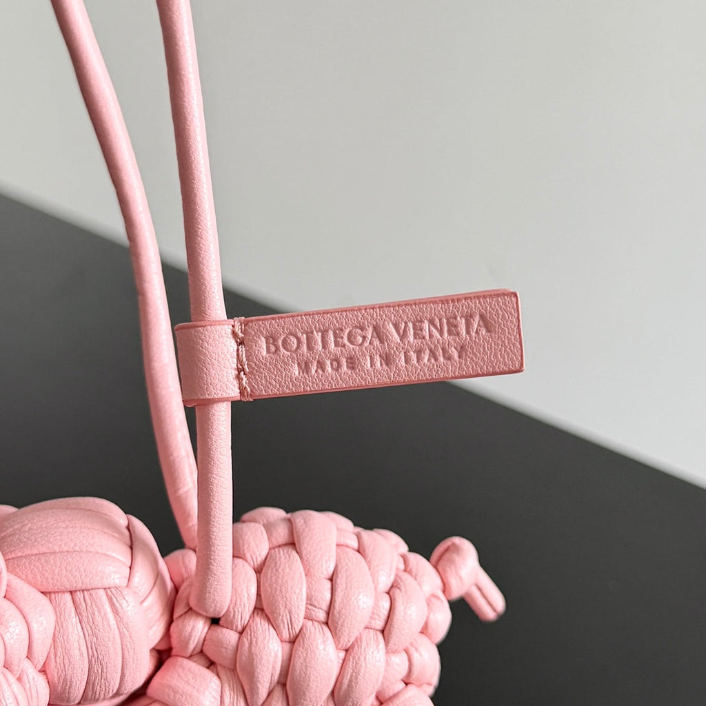 BOTTEGA VENETA 25S DAMEN ELEPHANT CHARM IN BABY PINK CALFSKIN