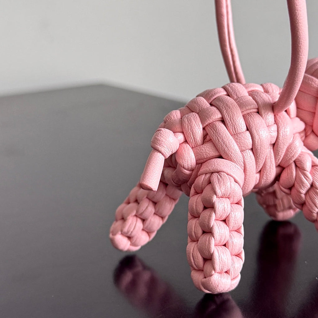 BOTTEGA VENETA 25S DAMEN ELEPHANT CHARM IN BABY PINK CALFSKIN