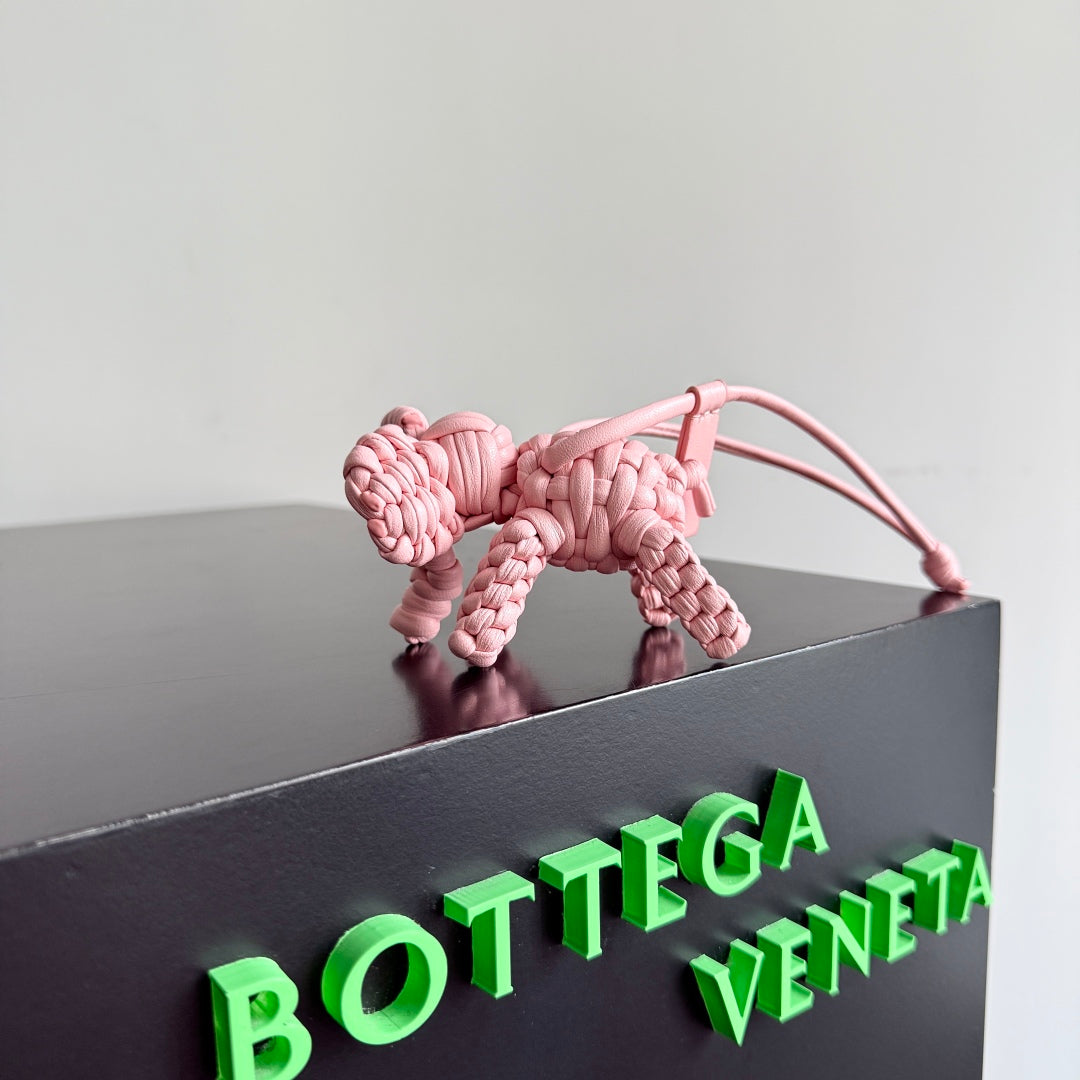 BOTTEGA VENETA 25S DAMEN ELEPHANT CHARM IN BABY PINK CALFSKIN