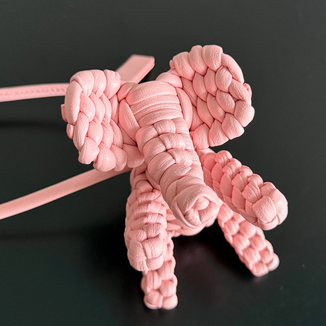 BOTTEGA VENETA 25S DAMEN ELEPHANT CHARM IN BABY PINK CALFSKIN