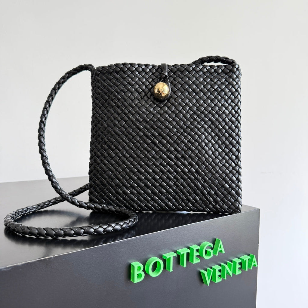 BOTTEGA VENETA 25S TOSCA BAG 19 IN BLACK CALFSKIN GOLD HARDWARE