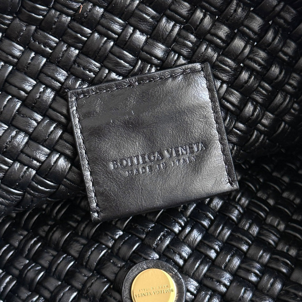 BOTTEGA VENETA 25S TOSCA BAG 19 IN BLACK CALFSKIN GOLD HARDWARE