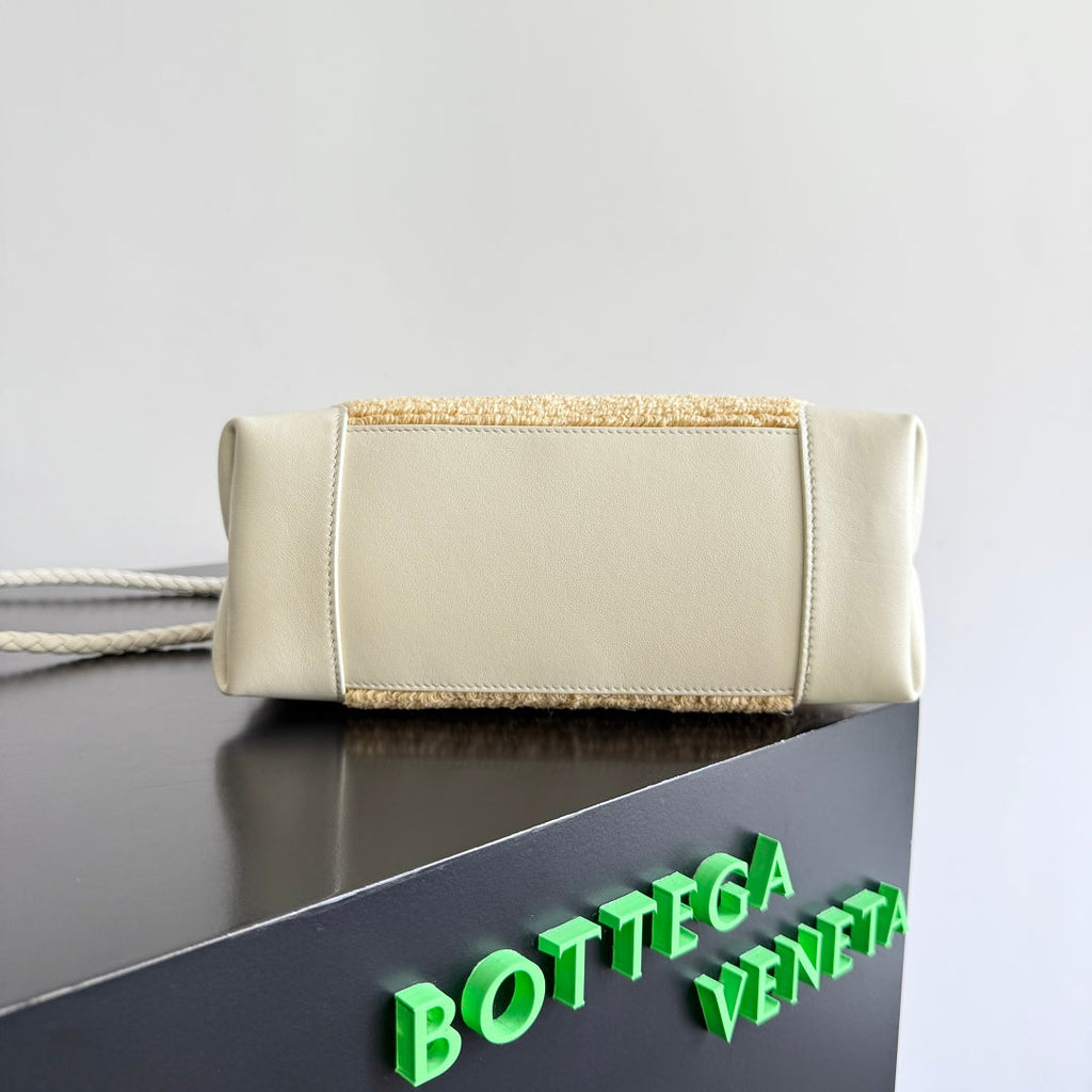 BOTTEGA VENETA 25S SMALL ANDIAMO 25 IN IVORY CALFSKIN AND RAFFIA