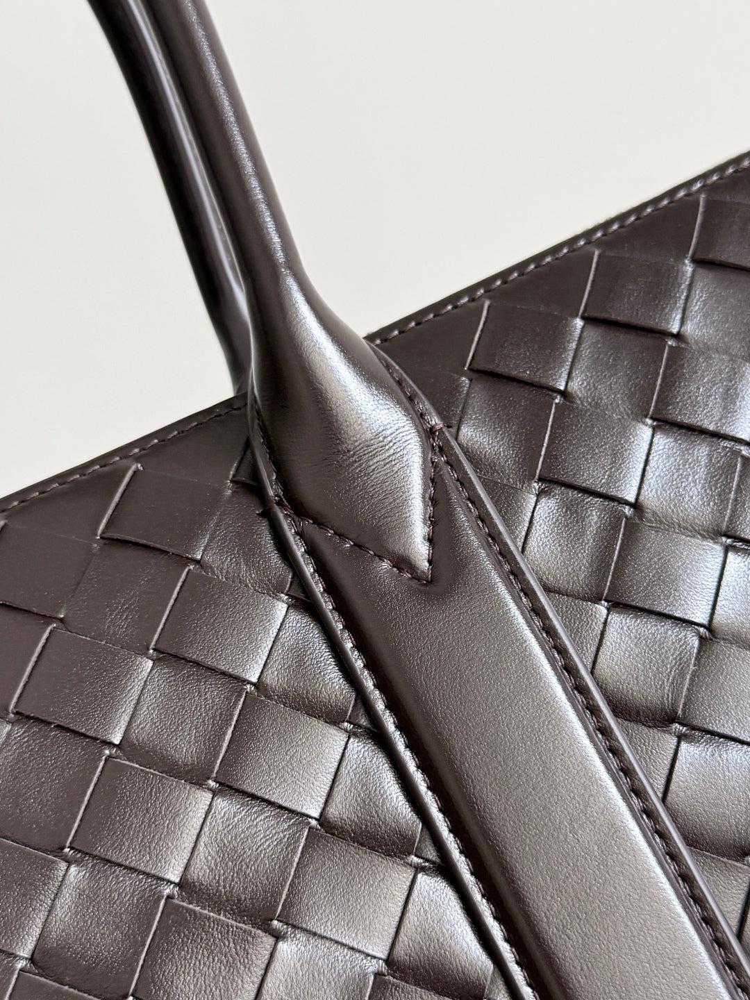 BOTTEGA VENETA 25S ANDIAMO LARGE INTRECCIATO 39 IN DARK BROWN CALFSKIN