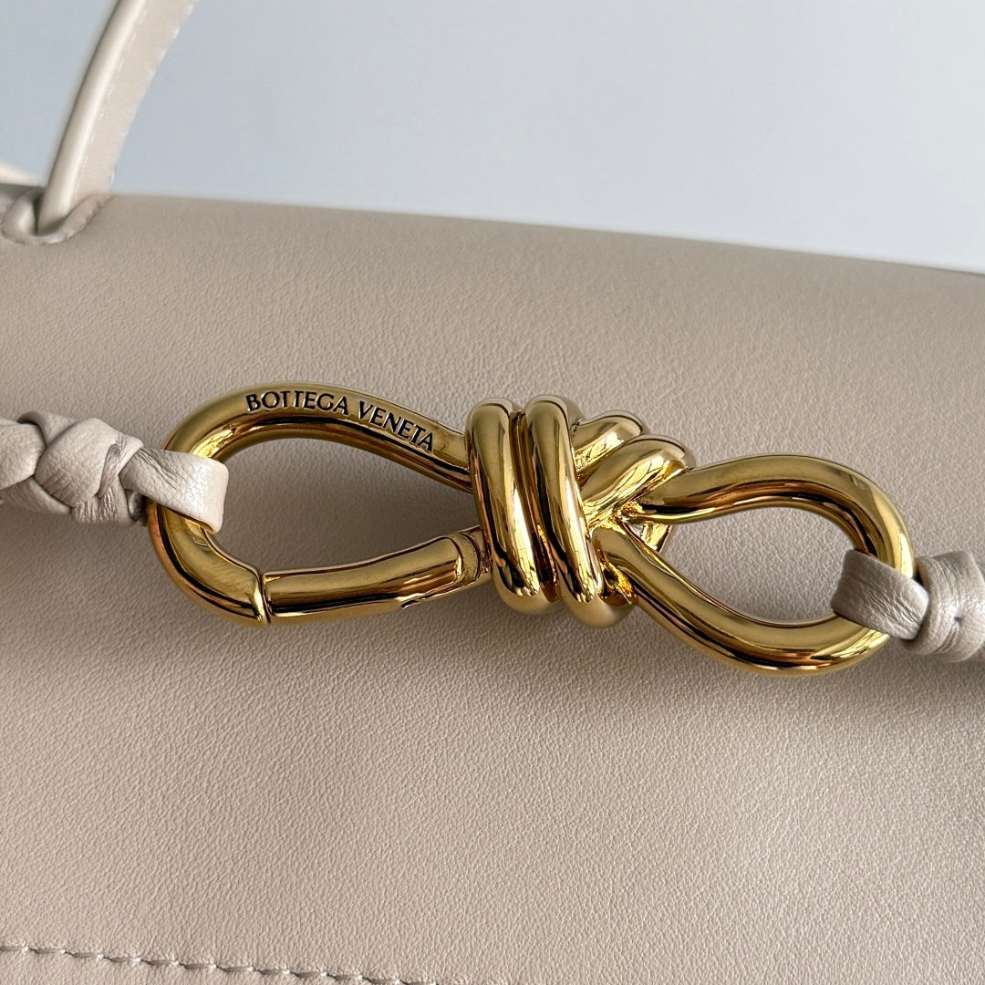BOTTEGA VENETA 25S MEDIUM CIAO CIAO BAG 26 IN LIGHT WARM BEIGE CALFSKIN