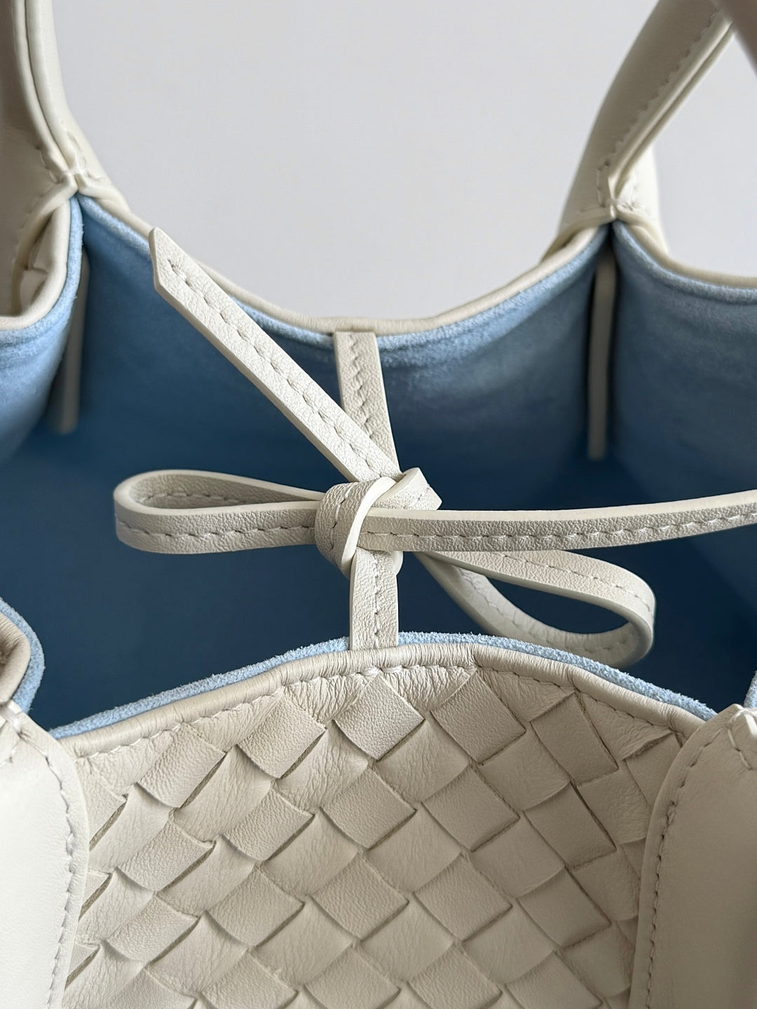 BOTTEGA VENETA 25S SMALL PINACOTECA REVERSIBLE BAG 24 IN IVORY CALFSKIN