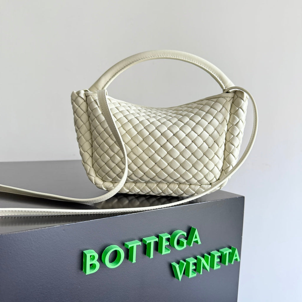 BOTTEGA VENETA 25S COBBLE TOP HANDLE BAG 23 IN IVORY CALFSKIN