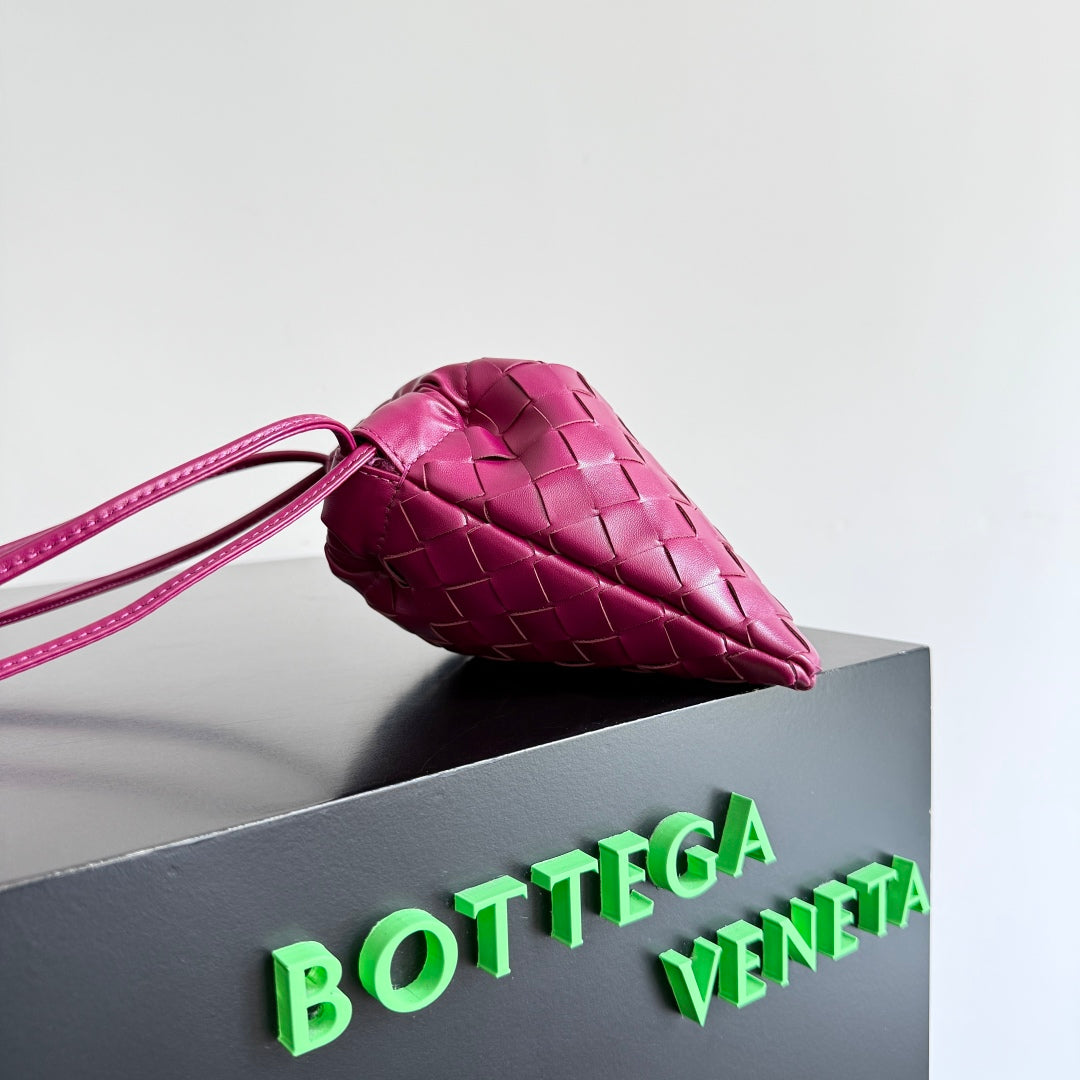 BOTTEGA VENETA 25S SMALL DUSTBAG 21 IN DARK PINK LAMBSKIN