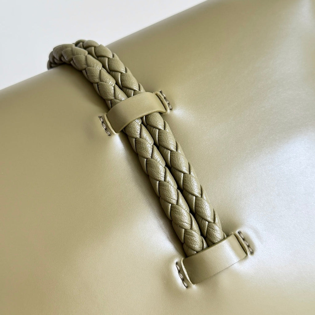 BOTTEGA VENETA 25S MEDIUM LIBERTA BAG 27 IN OLIVE GREEN CALFSKIN GOLD HARDWARE