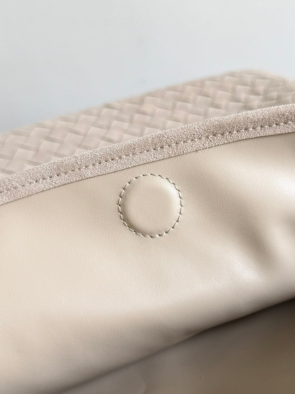 BOTTEGA VENETA 25S HOP BAG 53 IN SOFT TAUPE SUEDE GOLD HARDWARE