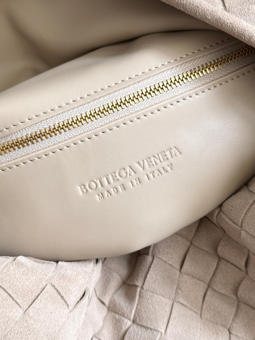 BOTTEGA VENETA 25S HOP BAG 53 IN SOFT TAUPE SUEDE GOLD HARDWARE