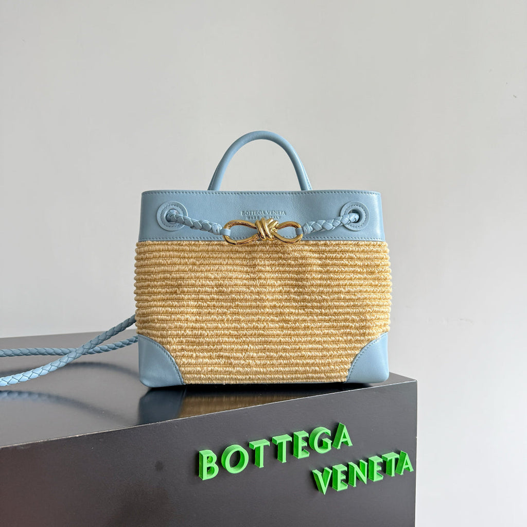 BOTTEGA VENETA 25S SMALL ANDIAMO 25 IN LIGHT BLUE CALFSKIN AND RAFFIA